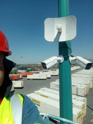 Instalación de enlace inalámbrico y cámaras CCTV en patio industrial