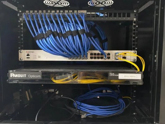 Rack de cableado estructurado organizado y etiquetado