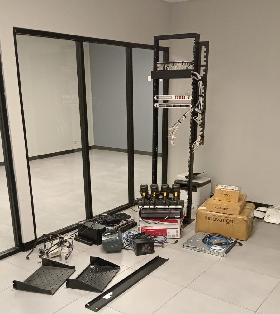 Rack de telecomunicaciones con switches Fortinet y equipo listo para instalar