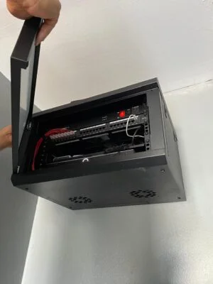 Patch panel y switch dentro de gabinete de red